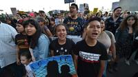 Des manifestants contre la séparation des enfants de leurs parents sans-papiers le 14 juin 2018 à Los Angeles [Robyn Beck / AFP/Archives]