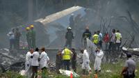 Les secours sur le site du crash de l'avion de la compagnie cubaine Cubana de aviacion peu après son décollage de l'aéroport Jose Marti de La Havane, le 18 mai 2018 [Yamil LAGE / AFP]