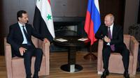 Le président russe Vladimir Poutine et son homologue syrien Bachar al-Assad lors de leur entrevue à Sotchi, dans le sud de la Russie, le 17 mai 2018 [Mikhail KLIMENTYEV / SPUTNIK/AFP]