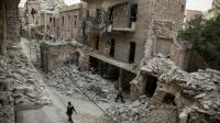 Un Syrien marche au milieu de bâtiments détruits à Alep en Syrie le 2 mai 2016 [KARAM AL-MASRI / AFP/Archives]