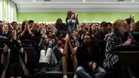 Des étudiants lors de l'assemblée générale du 2 mai 2018 qui a reconduit le blocage de l'Université  [ALAIN JOCARD / AFP]