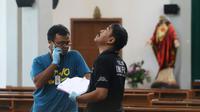 La police indonésienne dans l'église où s'est déroulée l'attaque à l'épée le 11 février 2018 dans la province de  Yogyakarta à Java en Indonésie [HENRYANTO / AFP]