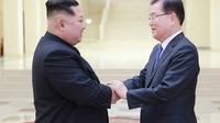 Photo délivrée par le Palais présidentiel de la Corée du sud de la rencontre entre le leader nord-coréen Kim Jong Un et le chef dela délégation sud-coréenne Chung Eui-yong le 5 mars 2018 à Pyongyang [handout / The Blue House/AFP]