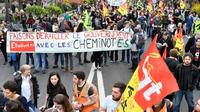 Etudiants, cheminots, personnels de santé et postiers manifestent dans le 13 arrondissement de Paris, le 13 avril 2018 [GERARD JULIEN / AFP]
