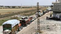 Un convoi de camions transportant des familles syriennes déplacées, le 1er juin 2018 à Abu az Zuhur, dans la province d'Idleb [George OURFALIAN / AFP/Archives]