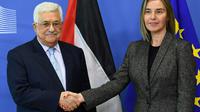 Le président palestinien Mahmoud Abbas (G) est accueilli par la cheffe de la diplomatie de l'UE Federica Mogherini le 27 mars 2017 à Bruxelles [EMMANUEL DUNAND / AFP/Archives]