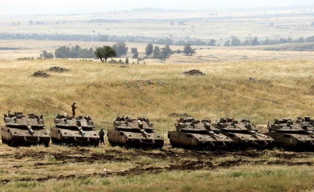 Des chars israéliens déployés le long de la frontière syrienne, sur la partie du plateau du Golan occupée par Israël, le 10 mai 2018 [Menahem KAHANA / AFP]
