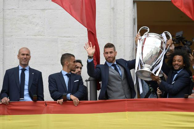Les défenseurs du Real Sergio Ramos et Marcelo montrent le trophée de la Ligue des champions aux supporters, le 27 mai 2018 à Madrid [OSCAR DEL POZO / AFP]