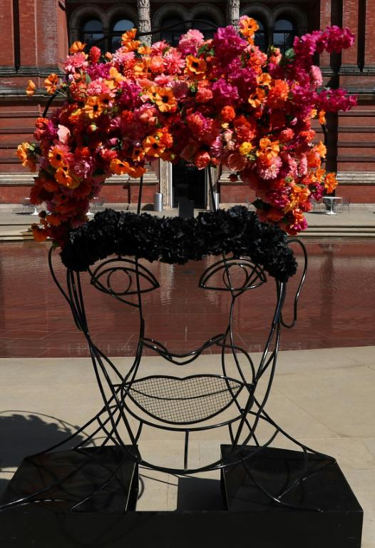 "Frida Kahlo en fleurs" du fleuriste Philippa Craddock dans le cadre de l'exposition consacrée à l'artiste mexicaine au Victoria & Albert Museum de Londres, le 13 juin 2018 [Daniel LEAL-OLIVAS / AFP]