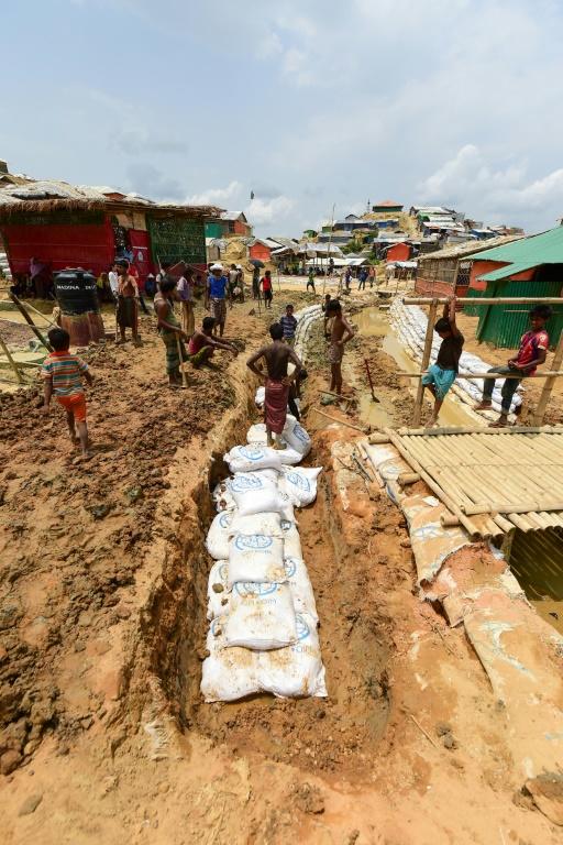 Des réfugiés rohingyas creusent des canaux avant l'arrivée de la mousson, le 8 mai 2018 dans le camp de Kutupalong, au Bangladesh [Munir UZ ZAMAN / AFP]
