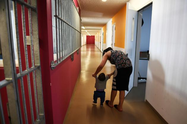 Une mère avec son bébé à la prison des Baumettes, le 17 avril 2018 à Marseille [ANNE-CHRISTINE POUJOULAT / AFP]