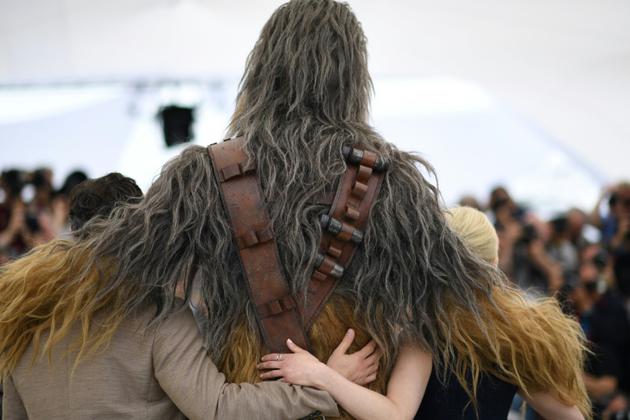 Chewbacca entouré de l'actrice britannique Emilia Clarke (g) et de l'acteur américain Alden Ehrenreich, à Cannes le 15 mai 2018 [Loic VENANCE / AFP/Archives]