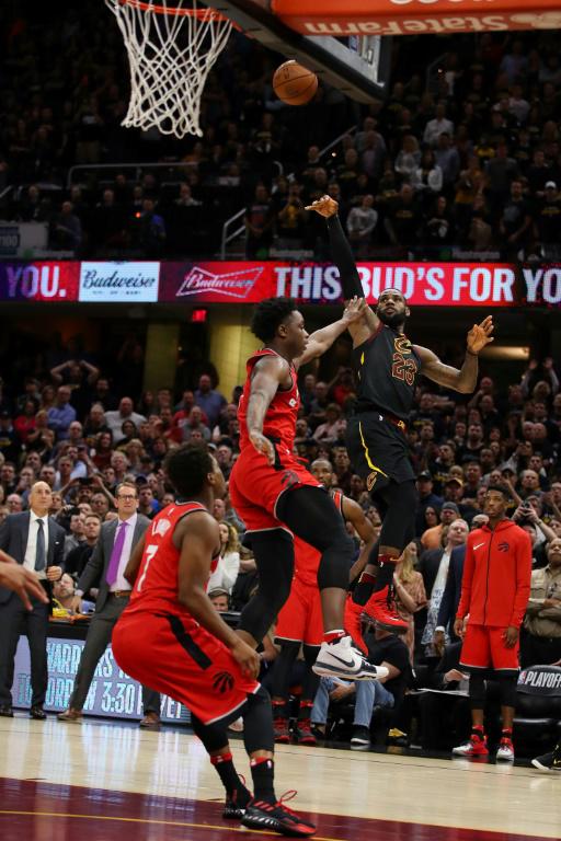 La star des Cavaliers LeBron James auteur du panier de la victoire face à Toronto lors du match 3 en play-offs, le 6 mai 2018 à Cleveland [Gregory Shamus / GETTY/AFP]