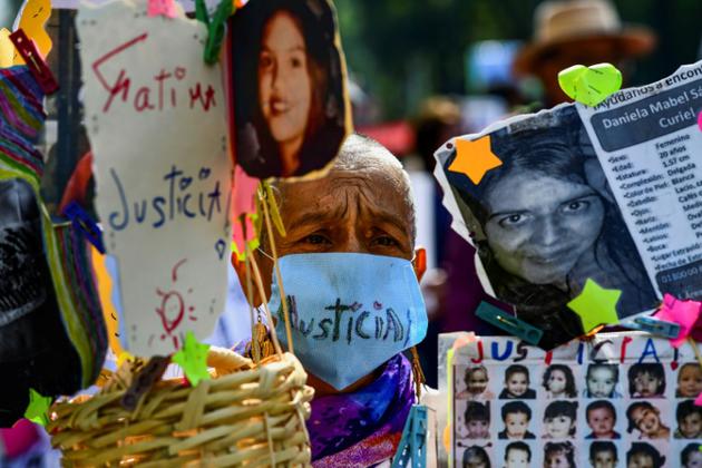 Les familles 43 étudiants de l'école normale d'Ayotzinapa manifestent à Mexico, le 10 mai 2018 [RONALDO SCHEMIDT / AFP/Archives]