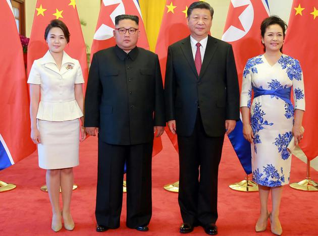 Le leader nord-coréen Kim Jong Un et son épouse Ri Sol Ju (g), le président chinois Xi Jinping (d) et sa femme Peng Liyuan (d), au Palais du Peuple, le 19 juin 2018 à Pékin [- / KCNA VIA KNS/AFP]