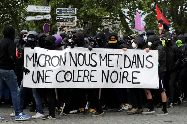 Des manifestants vêtus de noir défilent en marge du défilé syndical du 1er mai 2018 à Paris [Thomas SAMSON / AFP/Archives]