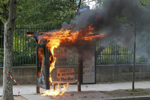 Un arrêt de bus incendié en marge du cortège syndical du 1er mai 2018 à Paris [GEOFFROY VAN DER HASSELT / AFP/Archives]