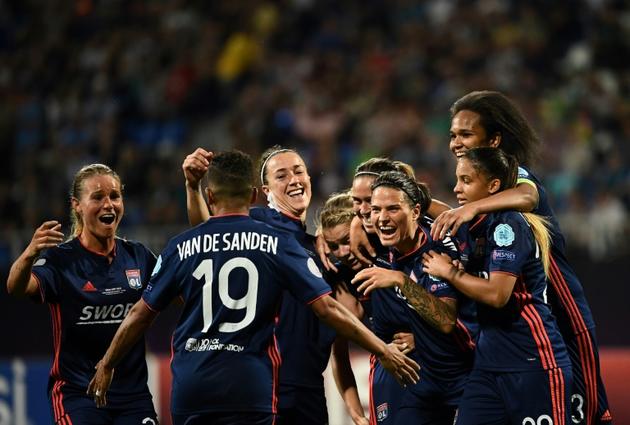 La joie des Lyonnaises après le 4e but inscrit par Camille Abily face à Wolfsburg, en finale de la Ligue des champions le 24 mai 2018 à Kiev [FRANCK FIFE / AFP]