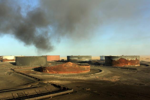 Une photo prise le 8 janvier 2016 montre de la fumée s'échappant du terminal pétrolier Al-Sidra dans l'est de la la Libye, après l'extinction d'un incendie [STRINGER / AFP/Archives]
