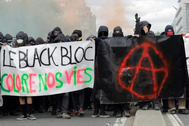 Les "black blocs" de la mouvance contestataire radicale lors de la manifestation du 1er mai 2018 à Paris [Thomas SAMSON / AFP]