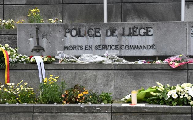 Des fleurs déposées devant le quartier général de la police de Liège le 30 mai 2018 après la mort de  deux policières assassinées lors d'une attaque revendiquée par l'organisation Etat islamique (EI) [EMMANUEL DUNAND / AFP]