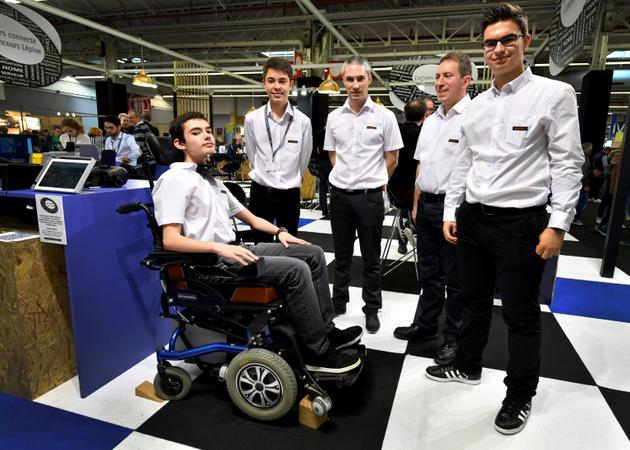 Des lycéens de Bourges venus présenter au concours Lépine "Gestual Move", un système de commande de fauteuil roulant utilisable avec le menton ou les mains, le 3 mai 2018 à Paris [GERARD JULIEN / AFP]