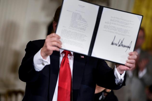 Donald Trump a signé une directive ordonnant au Pentagone de créer une force spatiale 6ème branche militaire américaine [Brendan Smialowski / AFP]