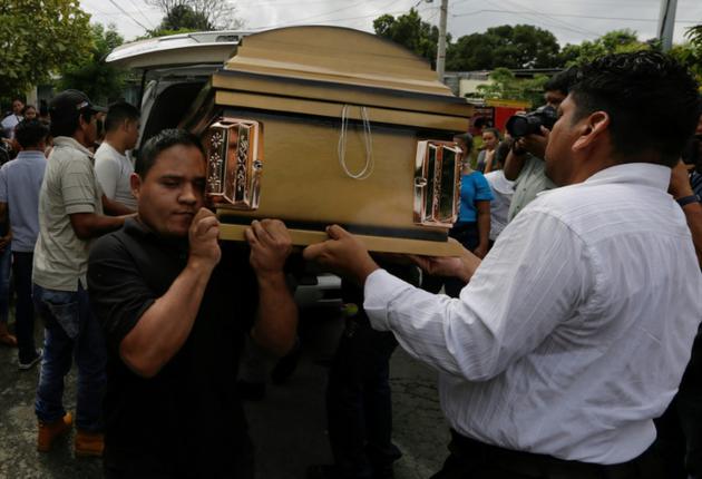 Des amis et parents aux funérailles d'un jeune de 14 ans tué dans des heurts avec les forces de police, le 1er juin 2018 à Managua, au Nicaragua [Inti OCON / AFP]