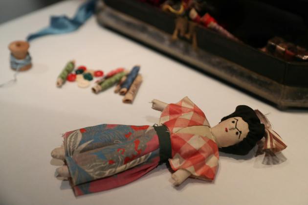 Une poupée exposée au Victoria & Albert Museum de Londres dans le cadre d'une exposition consacrée à FRida Kahlo à Londres, le 13 juin 2018 [Daniel LEAL-OLIVAS / AFP]