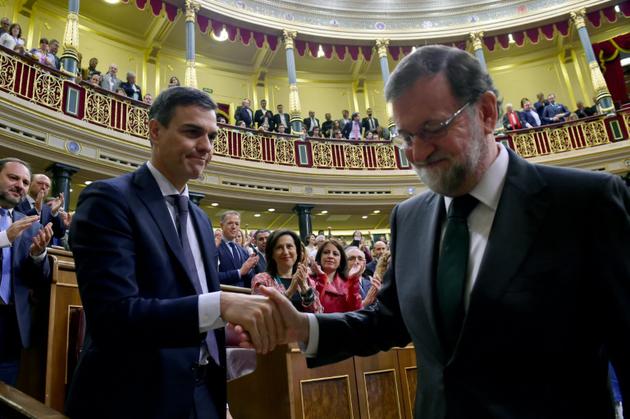 Le nouveau premier ministre espagnol Pedro Sanchez (gauche) et son prédécesseur Mariano Rajoy, le 1er juin 2018 au Parlement à Madrid [PIERRE-PHILIPPE MARCOU   / POOL/AFP]