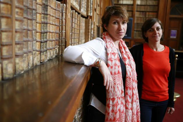 Elisabeth Perié, responsable des bibliothèques d'Ajaccio, et Vannina Schirinsky-Schikhmatoff, conservatrice, dans la bibliothèque d'Ajaccio, le 18 avril 2018 [PASCAL POCHARD-CASABIANCA / AFP]
