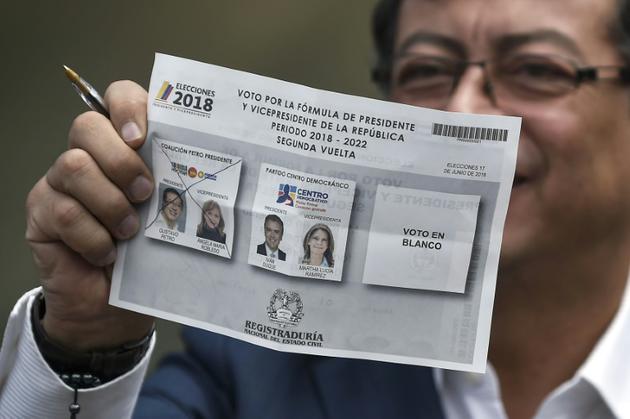 Le candidat de gauche Gustavo Petro vote à la présidentielle colombienne à Bogota, le 17 juin 2018 [LUIS ROBAYO / AFP]