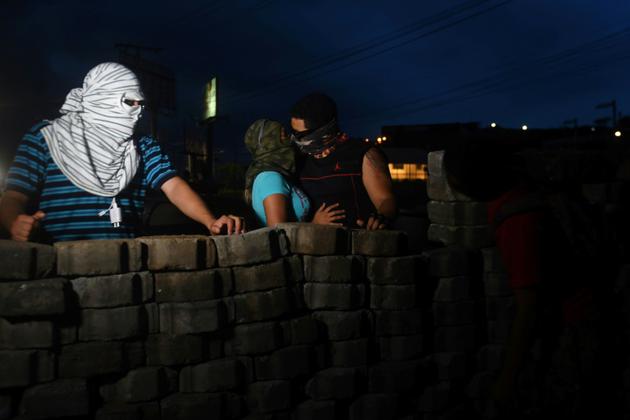 Un couple de manifestants s'embrasse, sur une barricade à Mangua le 20 juin 2018 [MARVIN RECINOS / AFP]