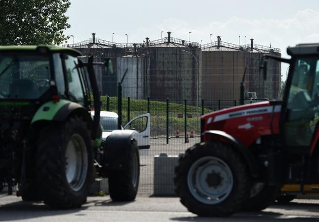 Des agriculteurs bloquent avec leurs tracteurs l'accès à une raffinerie, le 11 juin 2018 à Reichstett, dans le Bas-Rhin [FREDERICK FLORIN / AFP]