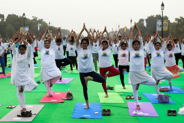 Séance colective de yoga en plein air, le 21 juin 2018 à New Delhi, en Inde [XAVIER GALIANA / AFP]