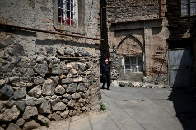 Un homme dans le vieux  quartier de Kond à Erevan, le 4 mai 2018 [Sergei GAPON / AFP]