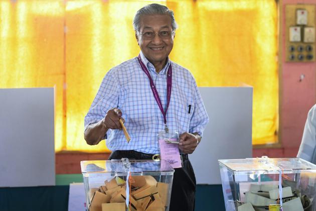 L'ex-Premier ministre malaisien, Mahathir Mohamad lorsde son vote, le 9 mai 2018 à Kuala Lumpur [Jewel SAMAD / AFP]