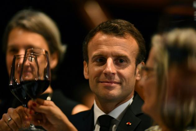 Le président français Emmanuel Macron porte un toast lors d'un dîner en son honneur à l'opéra de Sydney le 1er mai 2018 [MICK TSIKAS / POOL/AFP]