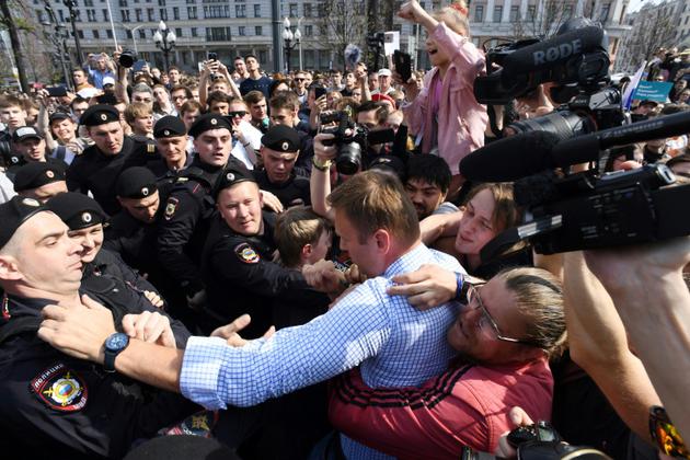 Des policiers russes tentent d'arrêter l'opposant Alexeï Navalny lors d'une manifestation contre le président Vladimir Poutine, le 5 mai 2018 à Moscou [Kirill KUDRYAVTSEV / AFP]
