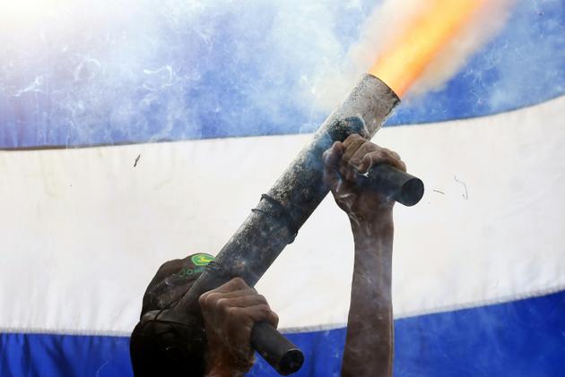 Un membre du mouvement "Avril 19" avec un mortier artisanal à Masaya, à 40 kms au sud de Managua, le 18 juin 2018 [MARVIN RECINOS / AFP/Archives]
