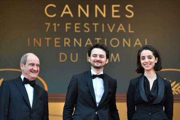 Le président du Festival de Cannes Pierre Lescure (G) accueille le réalisateur égyptien A.B Shawky (C) lors de la montée des marches de son film "Yomeddine", à Cannes, le 09 mai 2018 [Alberto PIZZOLI / AFP]