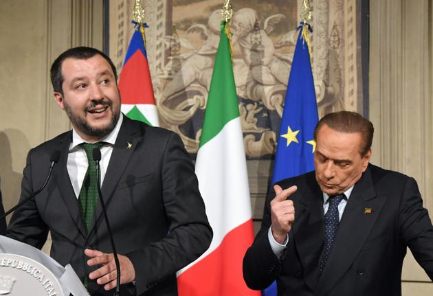 Le chef du parti Italien la Ligue (extrême droite) Matteo Salvini (C) et Silvio Berlusconi (D),  chef de Forza Italia (FI, droite) lors d'une à l'issue d'une rencontre avec le président italien le 12 avril 2018 à Rome [Tiziana FABI / AFP/Archives]