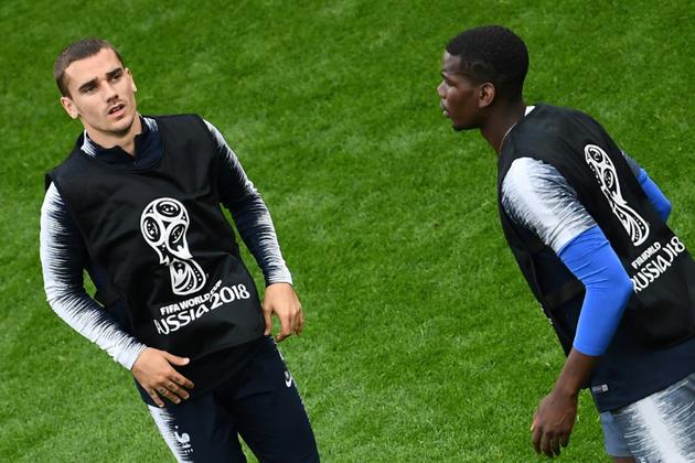 L'attaquant Antoine Griezmann (g) et le milieu Paul Pogba lors d'une séance d'entraînement des Bleus au stade d'Ekaterinbourg, le 20 juin 2018 [Anne-Christine POUJOULAT             / AFP]