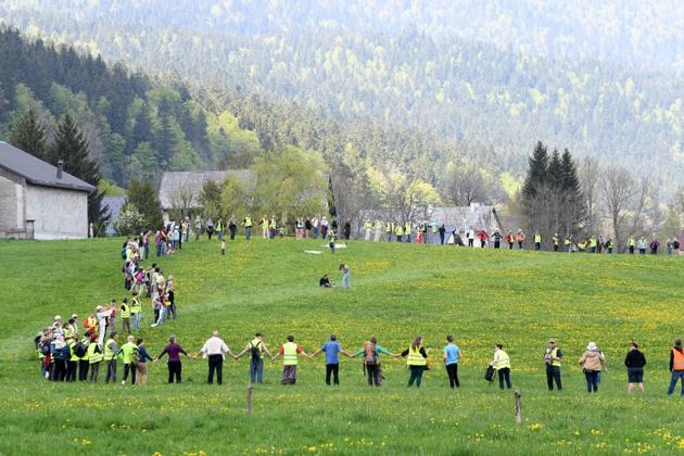 Chaîne humaine samedi dans le village d'Autrans (Isère) pour protester contre les compteurs communicants Linky, le 5 mai 2018   [JEAN-PIERRE CLATOT / AFP]