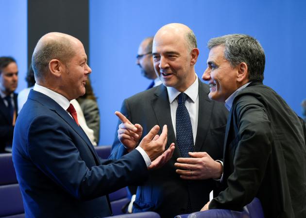 Olaf Scholz, Pierre Moscovici (c) et Euclid Tsakalotos (d) lors d'une réunion de l'eurogroupe à Luxembourg, le 21 juin 2018 [JOHN THYS / AFP]