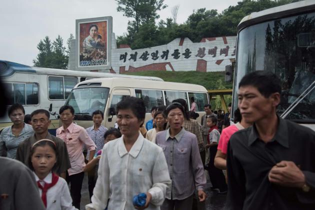 Des visiteurs nords-coréens arrivent au musée des atrocités de guerre américaines, le 24 juillet 2017 à Sinchon [Ed JONES / AFP]