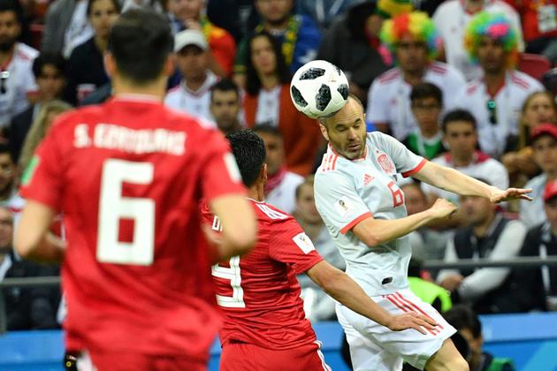 Le milieu de terrain de l'Espagne Andres Iniesta joue un ballon de la tête contre l'Iran, le 20 juin 2018 à Kazan  [SAEED KHAN / AFP]