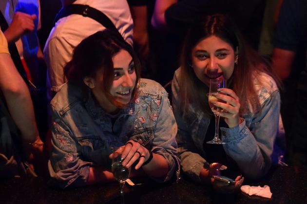 Des Arméniennes dans une discothèque d'Erevan le 4 mai 2018 [Sergei GAPON / AFP]