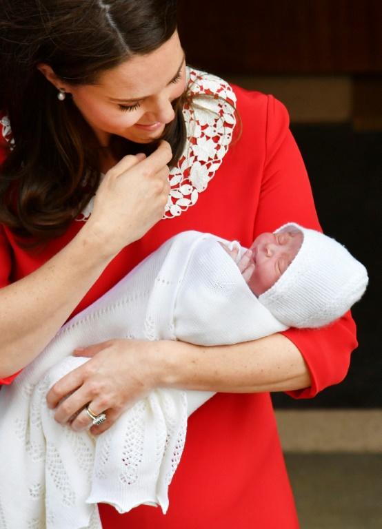 La Duchesse de Cambridge avec son troisième enfant, né lundi, dont le prénom est encore inconnu, stimulant les parieurs. Londres le 23 avril 2018 [John Stillwell / POOL/AFP]