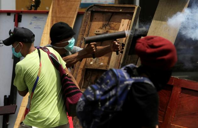 Un manifestant tire avec un mortier artisanal sur des forces de police, le 2 juin 2018 à Monimbo, près de Masaya, à 40 km de Managua, au Nicaragua [INTI OCON / AFP]